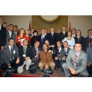 SEZER GAZETECİLERLE HATIRA FOTOĞRAFI ÇEKTİRDİ