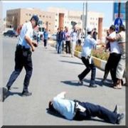 POLİS İN YERE YIĞILDIĞI AN!