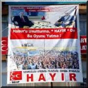 BEYŞEHİR DE MHP İLE AKP ARASINDA AFİŞ KRİZİ!