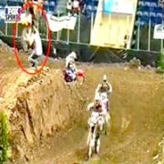KAFASINA MOTOSİKLET DÜŞTÜ