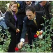 DİYARBAKIR DA TERÖRİST MEZARLARINA ÇİÇEK!!!