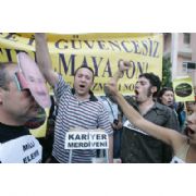 ÖĞRETMENLERDEN HÜSEYİN ÇELİK MASKELİ EYLEM