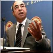  BAŞBAKAN KÜÇÜK DÜŞMÜŞTÜR 