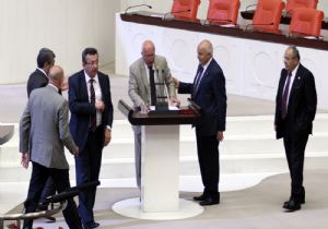 MECLİS TE  DİKTATÖR  GERİLİMİ!