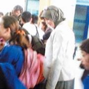 TÜRBANLA DERSE GİRENLERİ ÇEKTİ SÜRÜLDÜ