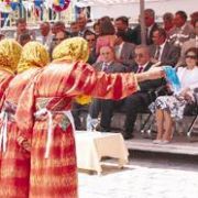 TÜRBAN LI FOLKLÖR DE KIZLARA KONUŞMA YASAĞI