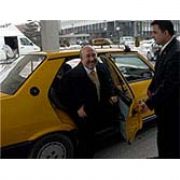 MAKAM ARACI GECİKEN UNAKATIN TAKSİ YE BİNDİ!