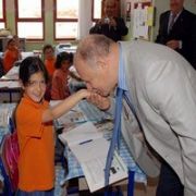 VALİ YE ÖĞRENCİNİN ELİNE ÖPTÜREN SORU
