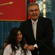 KİM DEMİŞ BAYKAL KOLTUĞU BIRAKMAZ DİYE?