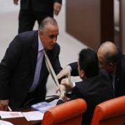 MECLİS TE GERGİN ANLAR, VEKİL, VEKİLİN GRAVATINA YAPIŞTI!