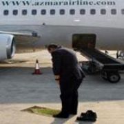 UÇUŞ EKİBİ APRONDA NAMAZ KILDI