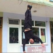 PROTESTO İÇİN KENDİNİ ASTI
