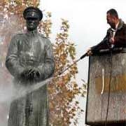 ATATÜRK ÜN HEYKELİNE SALDIRDILAR