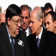 BAHÇELİ, APO YU GETİREN KOMUTANLA GÖRÜŞTÜ