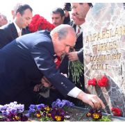 BAHÇELİ DEN TÜRKEŞ İN MEZARI BAŞINDA BİRLİK ÇAĞRISI