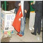 AZERİ BAYRAĞINI KUTUYA ATAN POLİS AÇIĞA ALINDI