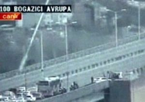 KÖPRÜDEN GEÇERKEN DİREKSİYONU SIKI TUTUN