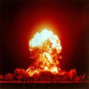 HARÇLIK VERMEYEN ANNESİNİN EVİNİ BOMBALADI!