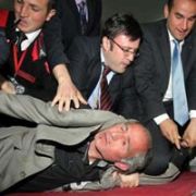SENMİSİN BÜLENT ARINÇ I PROTESTO EDEN!