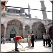 SELİMİYE CAMİİNİN AVLUSUNDA DEFİNE ARADILAR