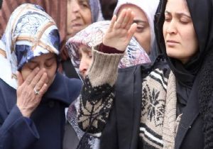Sare Davutoğlu Gözyaşlarını Tutamadı