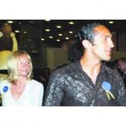 FENERLİ DENİZ İN EŞİ MERDİVENDEN DÜŞÜP, ÖLDÜ