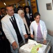 ERDOĞAN YENİ DOĞAN BEBEĞİ ODASINA TAŞIDI
