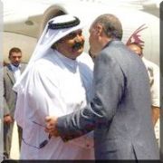 KATAR EMİRİNİ UÇAĞININ KAPISINDA KARŞILADI