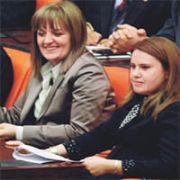 KADIN VEKİLLER PANTOLON YASAĞININ KALKMASINA SEVİNDİ