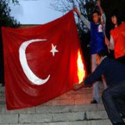 KÜSTAH ERMENİLER, ERİVAN DA TÜRK BAYRAĞINI YAKTI