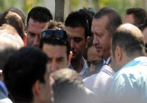 CAMİ DE YERBULAMADI, SOKAKTA NAMAZ KILDI