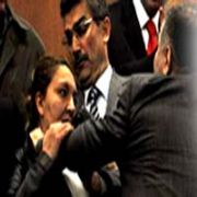 SAVCININ YAKASINA YAPIŞAN KADIN POLİS GÖREVDEN ALINDI
