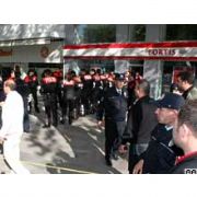 ÇİFTÇİ, HÜKÜMETİ PROTESTO İÇİN BANKA BASTI