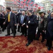 GÜL Ü, ISPARTA DA GÜL SUYU İLE YIKADILAR!