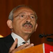 BAŞBAKAN KENDİNİ CUMHURBAŞKANI MI ZANNEDİYOR?