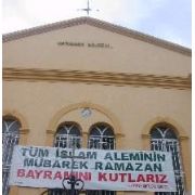 KİLİSE MÜSLÜMANLARIN BAYRAMINI PANKART ASARAK KUTLADI