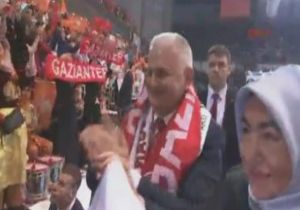 Salona ‘Erdoğan Şarkısı’ ile Girdi