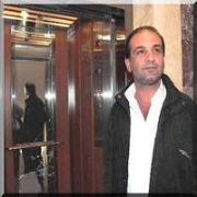 EŞİNİ SIKIŞTIRAN ASANSÖRE KURŞUN YAĞDIRDI