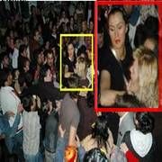 MANKENLERİ ELLE TACİZ EDİP HERTARAFLARINI MORATTILAR