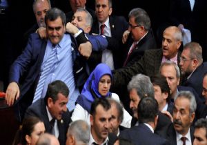 Mecliste Yine  Yuımruklar Konuştuı!