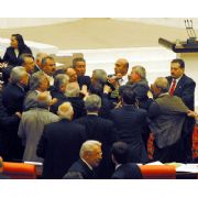 MECLİS TE TANSİYON YÜKSELDİ, SEVİYE DÜŞTÜ!