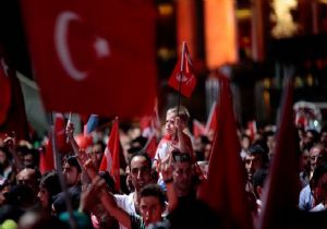 Meydanlarda Demokrasi Nöbetine Devam 