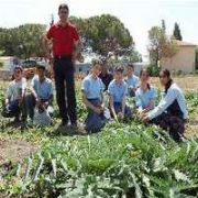 OKUL BAHÇESİNDE ENGİNAR YETİŞTİREN ÖĞRENCİLER