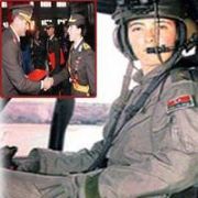 ŞEHİT KIZI BABASINDAN BAYRAĞI DEVRALDI