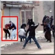 2 POLİSİ LİNÇTEN ZOR KURTARDILAR