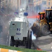 YUHH! İŞ MAKİNALARINI POLİS PARZERİNİN ÜSTÜNE SÜRDÜLER