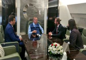 Erdoğan ın uçağında sürpriz misafirler