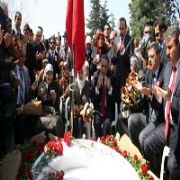 SEVENLERİ MUHSİN YAZICIOĞLU NUN KABRİNE AKIN ETTİ!
