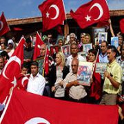 ŞEHİT YAKINLARINA POLİS ENGELİ