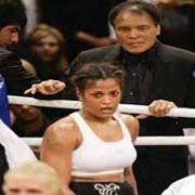 EFSANE BOKSÖR MUHAMMED ALİ NİN KIZADA BOKSÖR OLDU